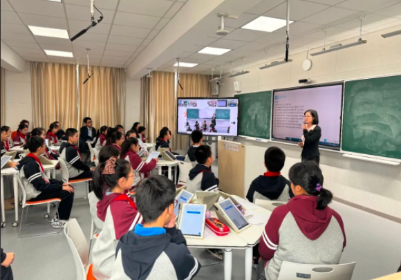 构建了覆盖学生学习全流程满足多维度需求的智能化学习环境 构建了覆盖学生学习全流程满足多维度需求的智能化学习环境