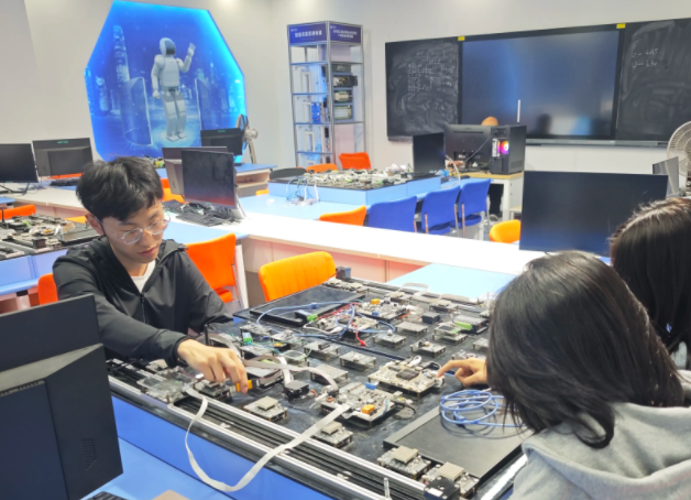 数字赋能教育交融的浪潮中唯有坚守培育全面发展的人这一初心