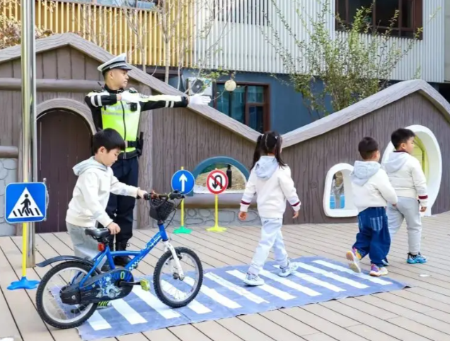 要抓紧孩子的手腕或许让孩子一直处在自己的视野之内防止意外产生