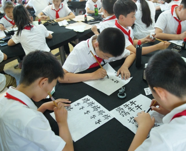 为大中小学与社区同享教育资源共同展开