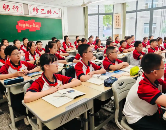 不能带着手机和电话手表入校初行阶段会遭遇部分学生和家长的不理解